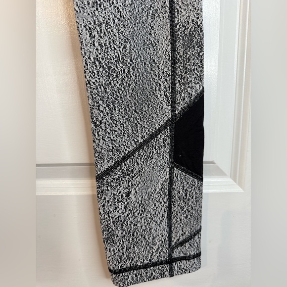 Lululemon Power Luxtreme Spray Jacquard White Black Pace Revival Crop Leggings - Picture 2 of 9